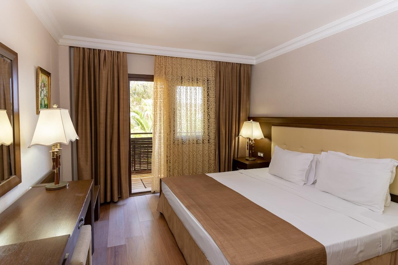Latanya Park Resort Hotel logo